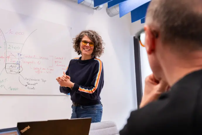 Femme conseillant un accompagné en séance coaching