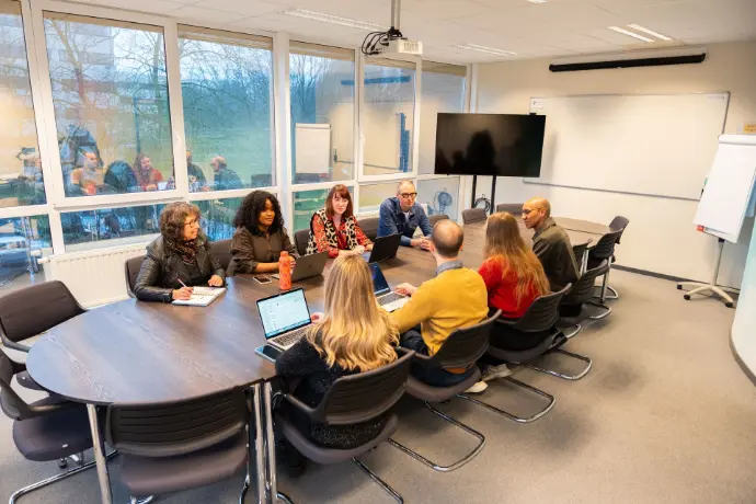 Groupe de personnes en formation