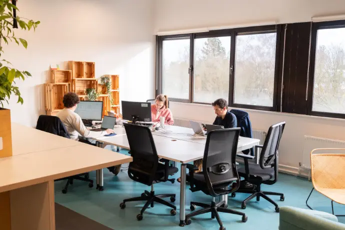 Membres de ICE travaillant dans l'espace coworking